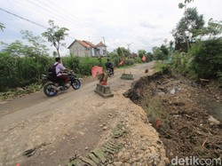 Jalan Ambrol di Ponorogo Ditandai Pakai Batu Nisan, Begini Penjelasan Kades