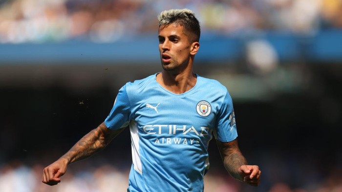 MANCHESTER, ENGLAND - AUGUST 21:  Joao Cancelo of Manchester City controls the ball during the Premier League match between Manchester City  and  Norwich City at Etihad Stadium on August 21, 2021 in Manchester, England. (Photo by Shaun Botterill/Getty Images )