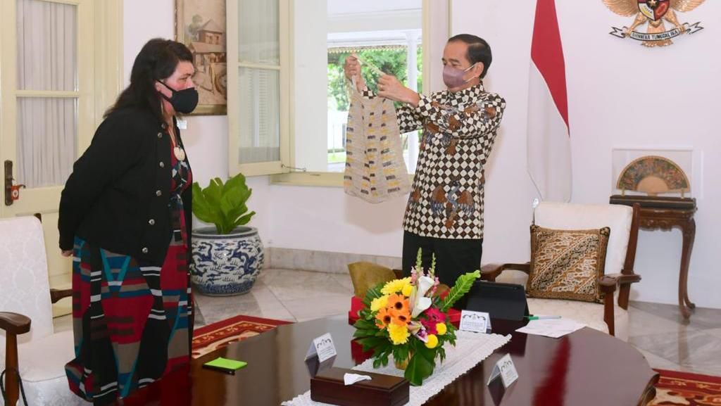 Momen Jokowi Beli Noken Papua hingga Hadiahkan ke Menlu Selandia Baru