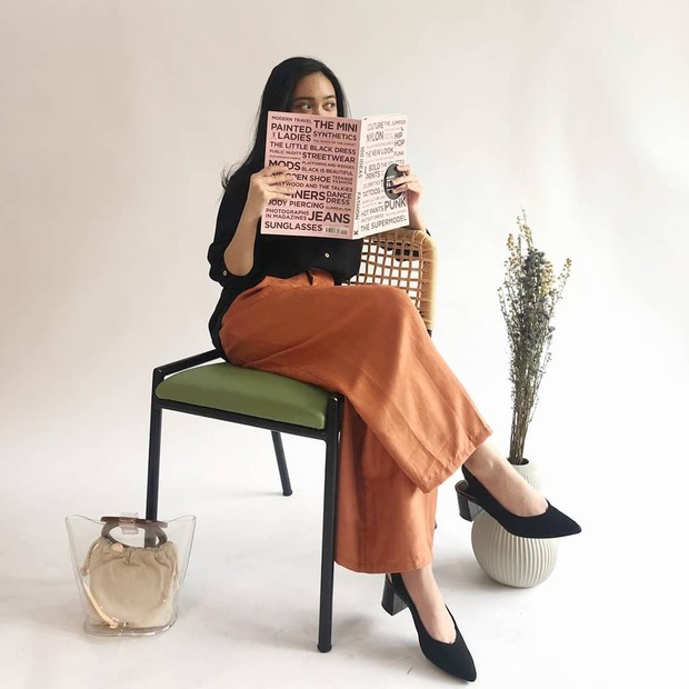 Syifa Pants Terracotta dan Cassey Long Blouse Texture Black dari Koleksi 8Wood