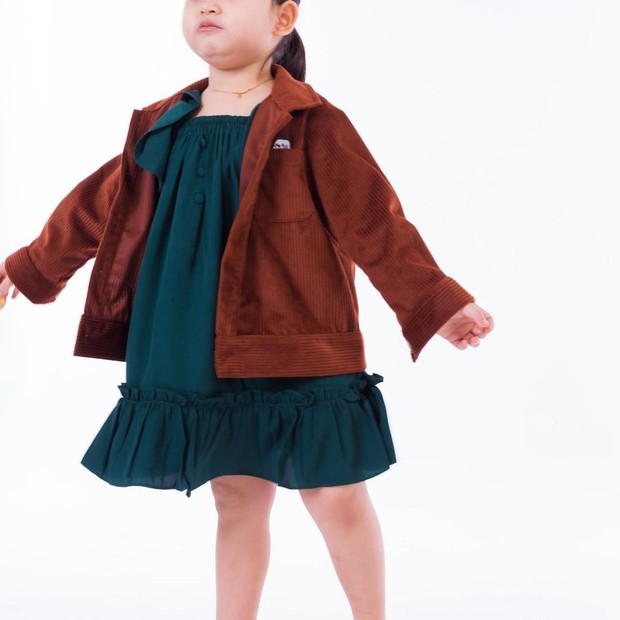 Dion Jacket Terracotta dan Mona Dress Forest Green dari koleksi Mini Today