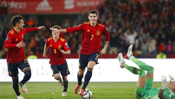 Spains Alvaro Morata, centre, celebrates after scoring the opening goal during the World Cup 2022 group B qualifying soccer match between Spain and Sweden at La Cartuja stadium in Seville, Spain, Sunday, Nov. 14, 2021. (AP Photo/Angel Fernandez)