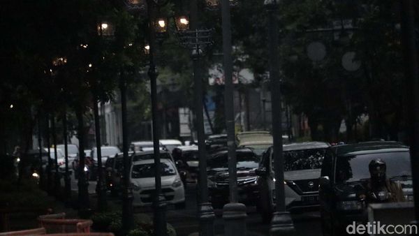 Lampu Taman di Luar Balai Kota Bandung Telah Diperbaiki