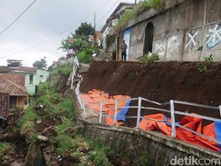 Terdampak Longsor, Belasan Warga Bandung Barat Terpaksa Mengungsi
