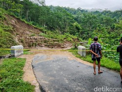 Longsor Tutup Jalan Kabupaten di Perbukitan Menoreh Kulon Progo