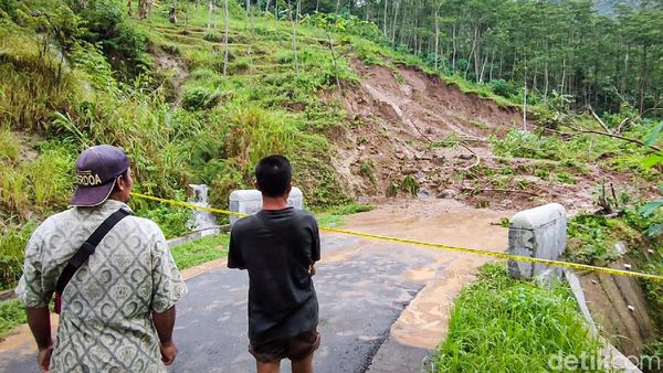Jalan di Perbukitan Menoreh Kulon Progo Ini Terputus Gegara Longsor