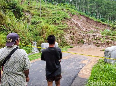 Jalan di Perbukitan Menoreh Kulon Progo Ini Terputus Gegara Longsor