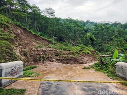 Longsor Tutup Akses Jalan Kabupaten di Perbukitan Menoreh