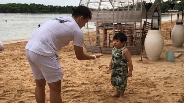 Marcus Fernaldi Gideon dan putranya di pantai The Westin Resort, Nusa Dua, Bali