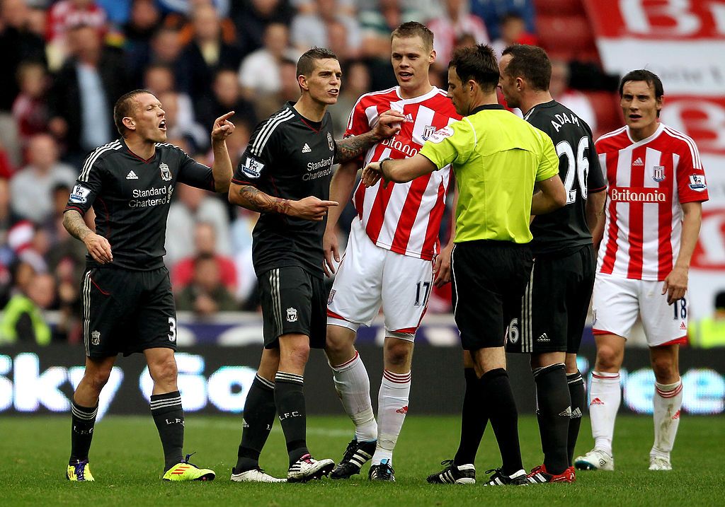 MANCHESTER, ENGLAND - OCTOBER 29: Referee Mark Clattenburg during the Premier League match between Manchester United and Burnley at Old Trafford on October 29, 2016 in Manchester, England.  (Photo by Alex Livesey/Getty Images)