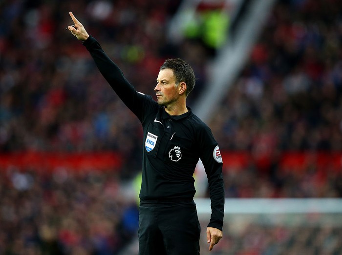 MANCHESTER, ENGLAND - OCTOBER 29: Referee Mark Clattenburg during the Premier League match between Manchester United and Burnley at Old Trafford on October 29, 2016 in Manchester, England.  (Photo by Alex Livesey/Getty Images)