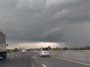 Hujan hingga Angin Kencang Masih Ancam Jatim Mulai Pagi hingga Dini Hari