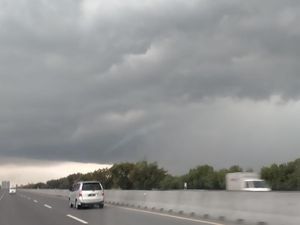 Sedia Payung, Sejumlah Wilayah Jatim Diprakirakan Diguyur Hujan-Angin Kencang