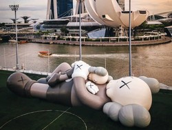 Patung Raksasa Kaws Sambangi Singapura, Kapan Mampir ke Indonesia?