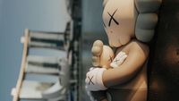 Patung Kaws Lagi Rebahan Nih di Marina Bay Sands