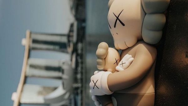 Patung Kaws Lagi Rebahan Nih di Marina Bay Sands