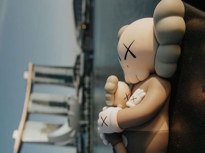 Patung Kaws Lagi Rebahan Nih di Marina Bay Sands