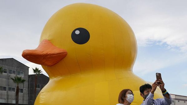 Kwek.. kwek.. Si Bebek Karet Terapung di Osaka