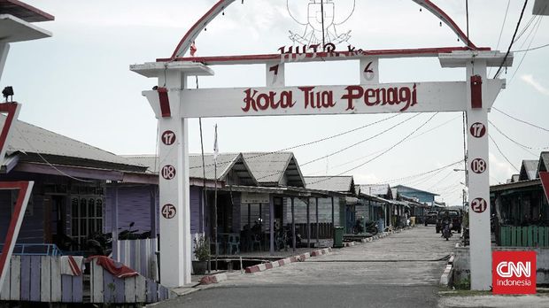 Kota Tua penagi bisa disebut pusat awal peradaban Natuna pada masa lalu. Terletak sekitar 7 km dari Ranai, kota tua ini dulunya adalah pusat transit para pedagang dari Asia Tenggara dan Asia Timur. CNN Indonesia/ Hamka Winovan
