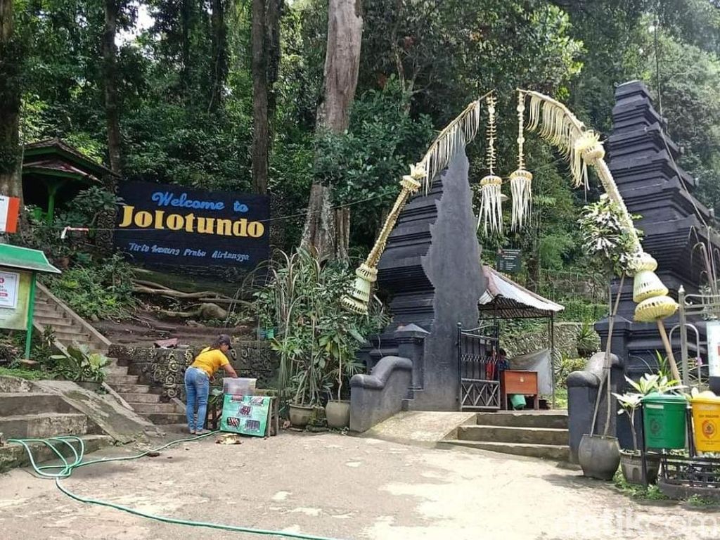 Pasca-Pohon Tumbang Tewaskan 3 Orang, Petirtaan Jolotundo Ditutup Sementara Pasca-Pohon Tumbang Tewaskan 3 Orang, Petirtaan Jolotundo Ditutup Sementara