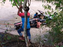Pikap Dicuci di Sungai di Polman Sulbar Terseret Banjir