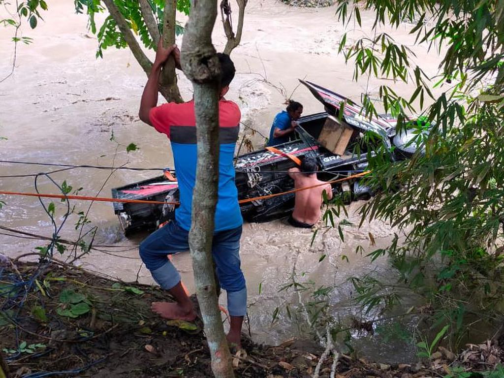 Pikap di Polman Nyemplung Sungai, Sempat Terseret Arus Sejauh 10 Meter