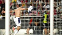 Serbia menang 2-1 atas Portugal di laga itu. Gol Renato Sanches dibalas gol Dusan Tadic di babak pertama, dan Aleksandar Mitrovic pada injury time babak kedua. (Foto: AP Photo)