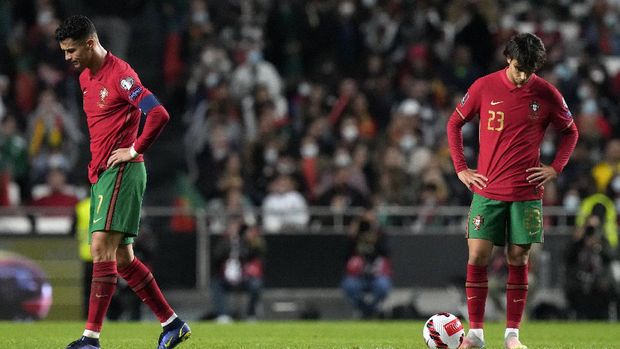 Portugal's Cristiano Ronaldo, left, and Portugal's Joao Felix react after Serbia's Aleksandar Mitrovic scoring his side's second goal during the World Cup 2022 group A qualifying soccer match between Portugal and Serbia at the Luz stadium in Lisbon, Sunday, Nov 14, 2021. (AP Photo/Armando Franca)