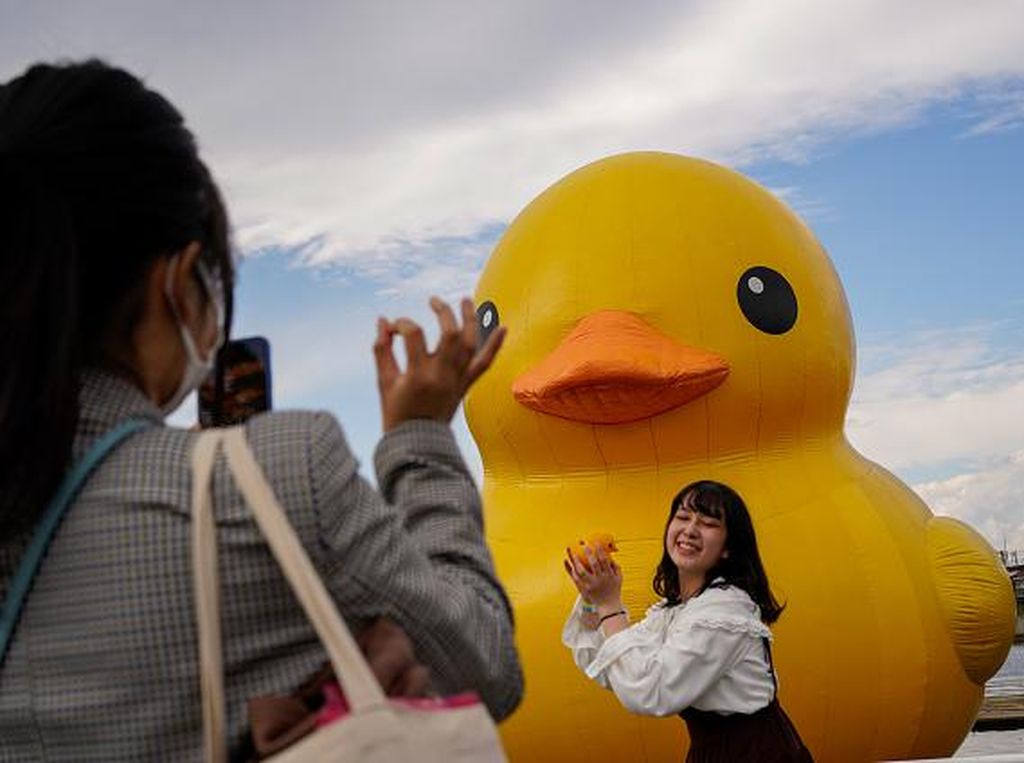 Potret Bebek Karet Raksasa yang Bikin Warga Osaka Salah Fokus