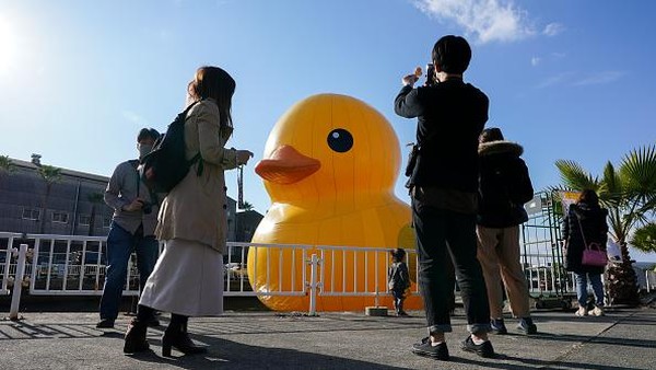 Kehadiran bebek karet raksasa ini pun sukses bikin warga salah fokus. Sejumlah warga mengabadikan kemunculan bebek karet itu dengan kamera ponsel mereka. Kehadiran bebek karet raksasa ini pun sukses bikin warga salah fokus. Sejumlah warga mengabadikan kemunculan bebek karet itu dengan kamera ponsel mereka.