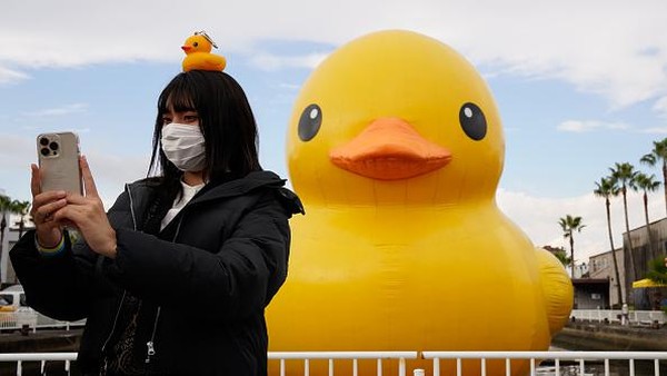 Uniknya, tak sedikit warga yang datang membawa serta bebek karet berukuran kecil saat hendak berfoto bersama bebek raksasa tersebut. Uniknya, tak sedikit warga yang datang membawa serta bebek karet berukuran kecil saat hendak berfoto bersama bebek raksasa tersebut.
