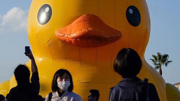 Tak butuh waktu lama, bebek karet berukuran jumbo itu langsung jadi pusat perhatian warga di kawasan Osaka. Tak butuh waktu lama, bebek karet berukuran jumbo itu langsung jadi pusat perhatian warga di kawasan Osaka.