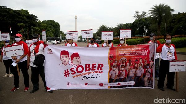 Potret Relawan Jokpro Gelar Aksi di Patung Kuda