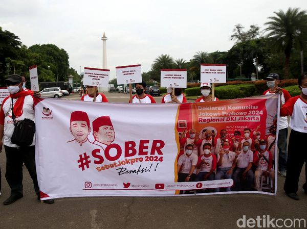 Potret Relawan Jokpro Gelar Aksi di Patung Kuda
