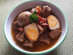Resep Telur dan Tahu Bumbu Petis Khas Jawa Timur yang Gurih Manis Mantap