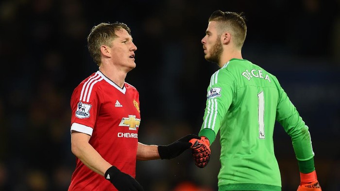 LEICESTER, ENGLAND - NOVEMBER 28: David De Gea and Bastian Schweinsteiger of Manchester United shake hands after the Barclays Premier League match between Leicester City and Manchester United at The King Power Stadium on November 28, 2015 in Leicester, England.  (Photo by Laurence Griffiths/Getty Images)
