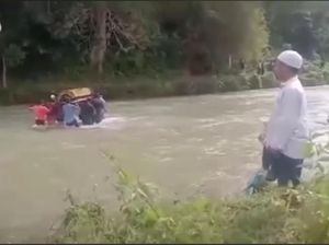 Tak Ada Jembatan, Warga Aceh Gotong Keranda Terjang Arus Sungai ke Pemakaman Tak Ada Jembatan, Warga Aceh Gotong Keranda Terjang Arus Sungai ke Pemakaman