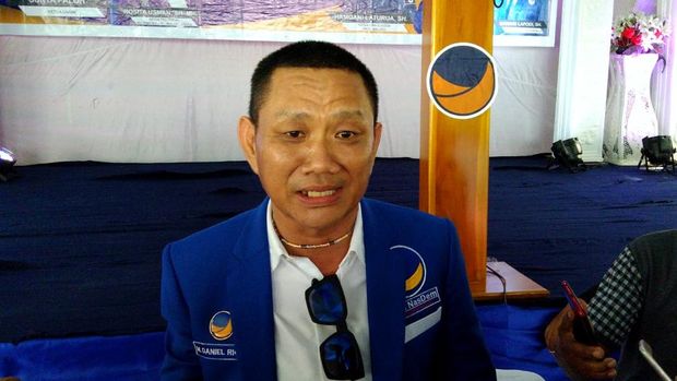 Ketua DPD Nasional Demokrat (Nasdem) Kabupaten Buru, Muhammad Daniel Rigan (MDR) yang juga suami dari Bella Shofie menyebar bantuan 40 ton beras kepada masyarakat yang kurang mampu di Kabupaten Buru.