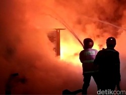Toko Ban dan Velg di Cianjur Hangus Terbakar