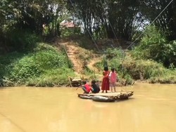 Perjuangan Anak SD di Subang, Seberangi Sungai Pakai Rakit demi Sekolah