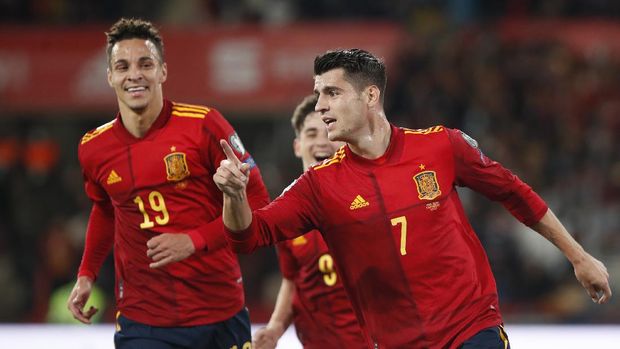 Spain's Alvaro Morata, right, celebrates after scoring the opening goal during the World Cup 2022 group B qualifying soccer match between Spain and Sweden at La Cartuja stadium in Seville, Spain, Sunday, Nov. 14, 2021. (AP Photo/Angel Fernandez)
