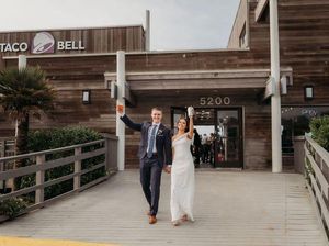 Pasangan Ini Nikah di Gerai Taco Bell Terindah di Dunia, Habiskan Rp 56 Juta! Pasangan Ini Nikah di Gerai Taco Bell Terindah di Dunia, Habiskan Rp 56 Juta!