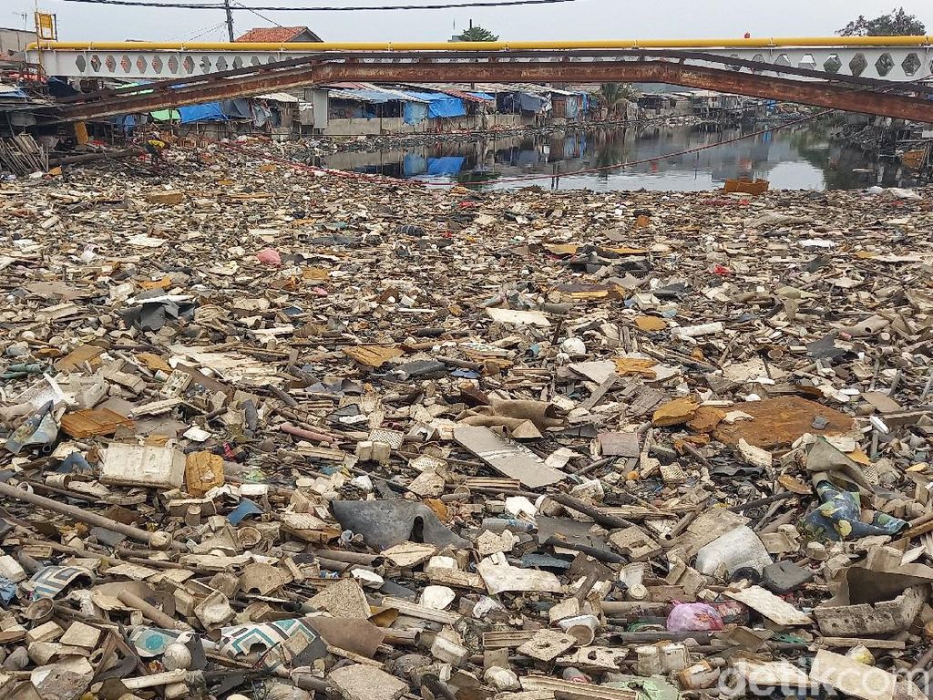DLHK Tangerang Sebut Sampah Selimuti Kali Dadap Disebabkan Air Laut Pasang