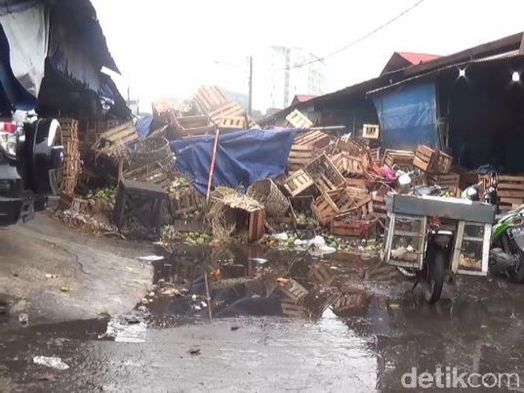 Jorok! Sampah Menumpuk di Pasar Gedebage Bandung