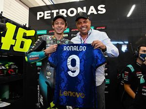 Ronaldo Hingga Pirlo Melepas Valentino Rossi