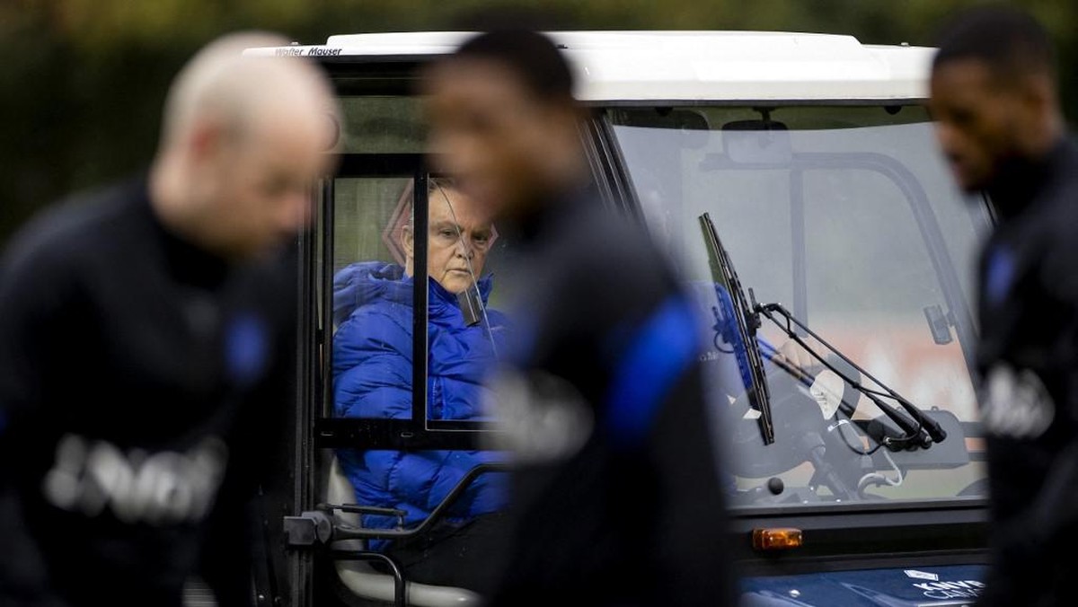 Louis van Gaal melatih timnas Belanda di atas mobil golf akibat mengalami kecelakaan sepeda. (Foto: AFP/KOEN VAN WEEL)