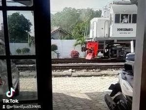 Fakta Pegawai KA yang Viral Dijemput Kereta Api di Depan Rumah