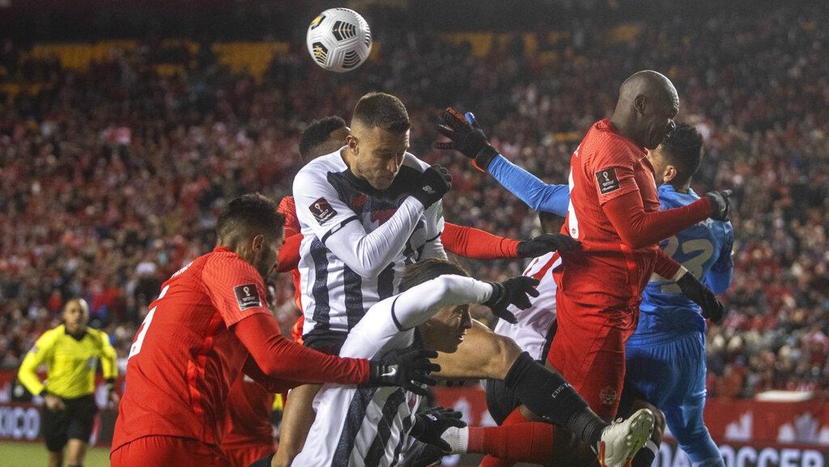 Duel Kanada vs Kosta Rika yang diusik penyusup lapangan. Foto: AP/JASON FRANSON