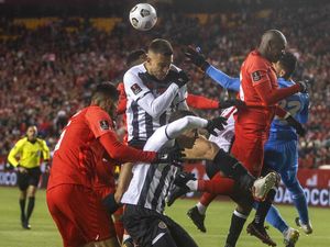 Telak! Petugas Keamanan Sergap Penyusup Lapangan Sampai KO