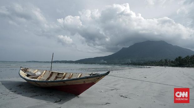 Suasana di Pantai Tanjung. Untuk ke sana memerlukan waktu sekitar 30 menit dari kota Ranai.Dengan hamparan pantai yang begitu panjang dan landai dan pemandangan Gunung Ranai dari jauh, wisatawan bisa melakukan berbagai aktivitas dipantai tersebut. CNN Indonesia/ Hamka Winovan